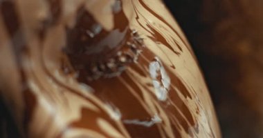 kıvırcık saçlı ve yüzünü dökme sıvı yüz makyaj baz ile siyah modeli