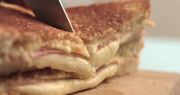 ハムとチーズの手作りのおいしいサンドイッチのクローズ アップ — ストック動画