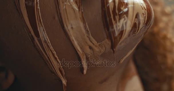 Kıvırcık saçlı ve yüzünü dökme sıvı yüz makyaj baz ile siyah modeli — Stok video