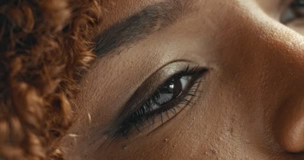 混合种族黑人女人的眼睛特写 — 图库视频影像