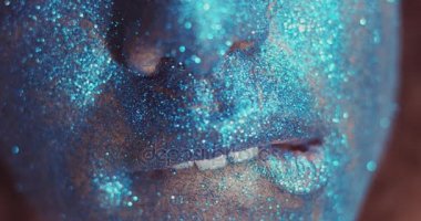 sarı saçları ve mavi parlak yüz makyaj siyah kadınla