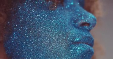 sarı saçları ve mavi parlak yüz makyaj siyah kadınla