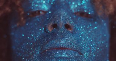 sarı saçları ve mavi parlak yüz makyaj siyah kadınla