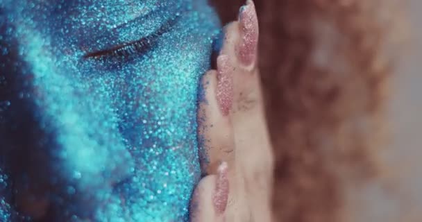 Zwarte vrouw met blond haar en blauwe glitter gezicht make-up — Stockvideo