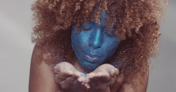 Femme noire aux cheveux blonds et maquillage visage bleu paillettes — Video