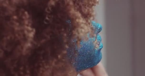 Zwarte vrouw met blond haar en blauwe glitter gezicht make-up — Stockvideo