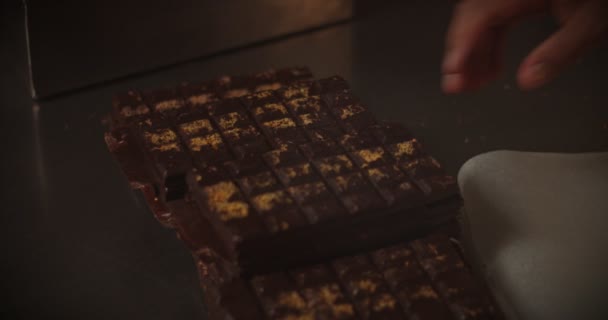 Chocolaterie mieszanej rasy przygotowanie czekolady dla prezentuje — Wideo stockowe