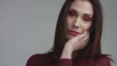 Kameraya bakarak vivd kırmızı göz makyajı ile Kırmızı elbiseli güzellik İspanyol kadın