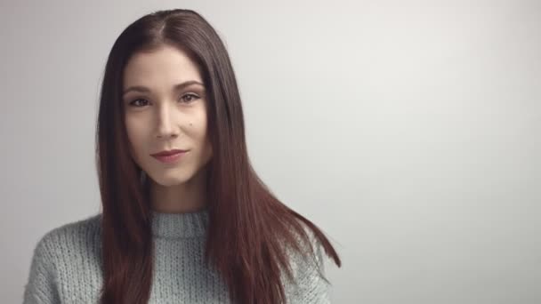 Mujer española tocando su cabello liso — Vídeos de Stock