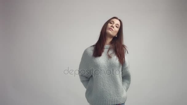 Jolie jeune espagnole femme posant dans studia regarder caméra et sourire — Video