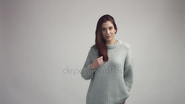 Bonita joven española posando en estudios mirando a la cámara y sonriendo — Vídeos de Stock