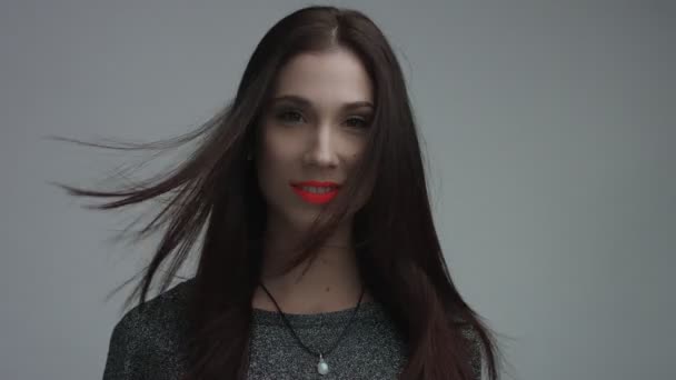 Närbild av spanska kvinna med vivid orange Matt läppstift i studio — Stockvideo