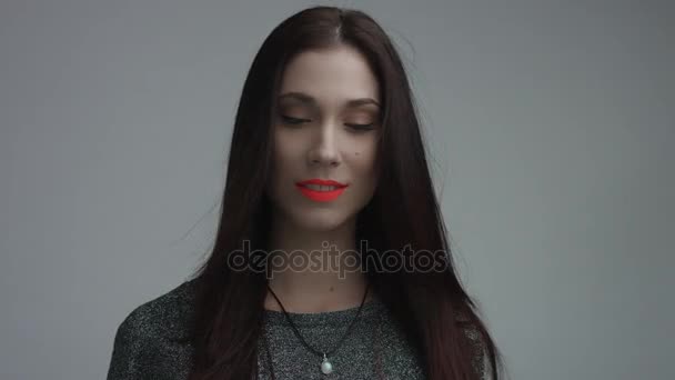 Close-up van Spaanse vrouw met levendige oranje mat lippenstift in studio — Stockvideo
