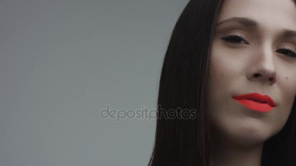 Primer plano de la mujer española con lápiz labial naranja mate en el estudio — Vídeo de stock