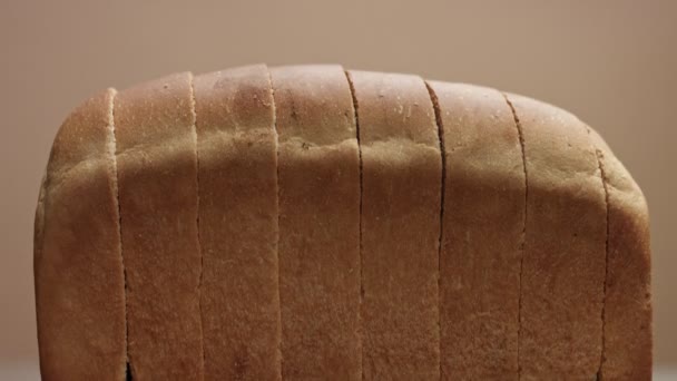 Pohyb kamery, zachycující cihla chleba na béžové pozadí-nakloněná rovina — Stock video