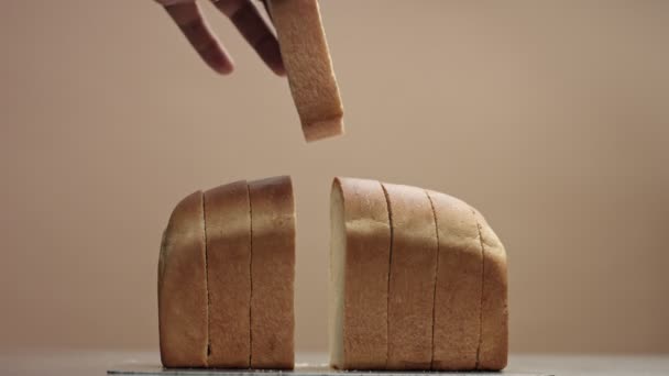 Mans mano pone de nuevo una rebanada de pan de ladrillo — Vídeos de Stock