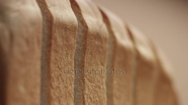 Close-up de pão cortado — Vídeo de Stock