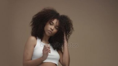karışık ırk siyah kadın portre kıvırcık saçlı büyük afro saçlı
