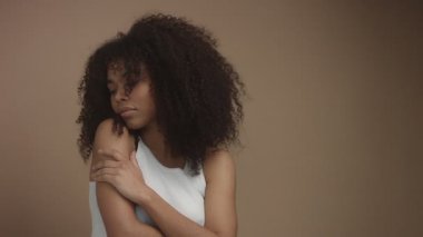 portre Studio bej arka planda siyah karışık yarış modelinin