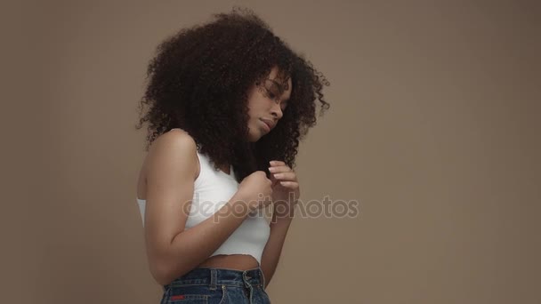 Blandad ras svart kvinna porträtt med stora afrohår, lockigt hår — Stockvideo