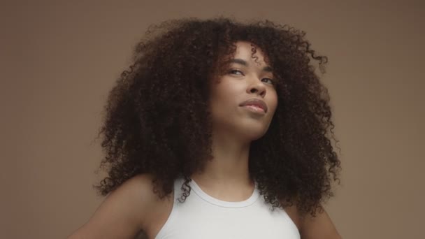 Close-up slow motion retrato de rir mulher negra com cabelo encaracolado — Vídeo de Stock