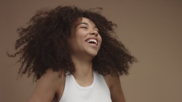 Primer plano cámara lenta retrato de risa mujer negra con el pelo rizado — Vídeo de stock