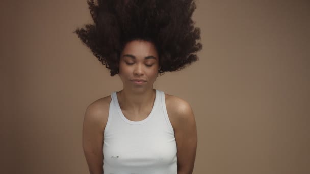 Câmera lenta de mulher negra levantando cabeça e sacudindo o cabelo — Vídeo de Stock