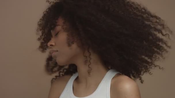 Black model with huge curly hair moving shaking hair in slow motion from 60 fps — Stock Video