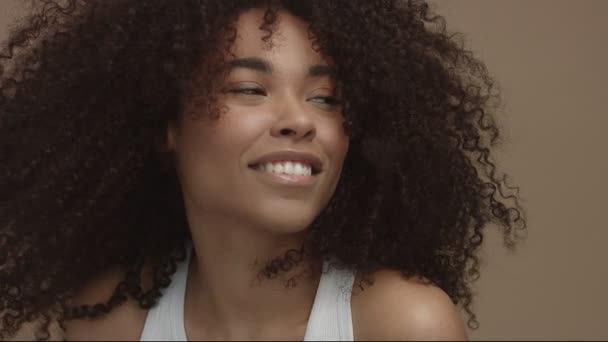 Feliz riendo negro mujer con viento moviendo su cyrly cabello — Vídeo de stock