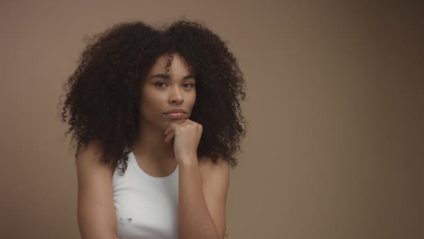 Portret van zwart gemengd ras model in de studio in beige achtergrond — Stockvideo