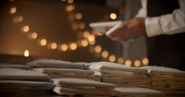 karışık yarış çikolata dükkanı için çikolata hazırlama sunar