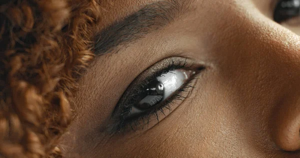 Femme noire métissée avec portrait de maquillage neutre — Photo
