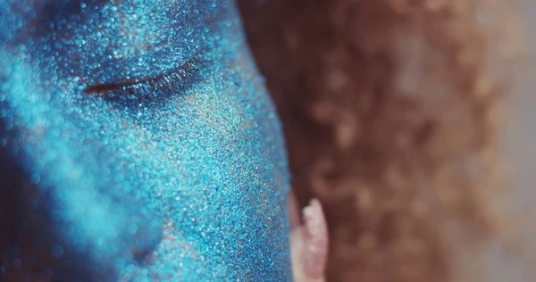 Donna nera con capelli biondi e trucco viso blu glitter — Foto Stock