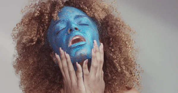 Mulher negra com cabelo loiro e azul brilho rosto maquiagem — Fotografia de Stock