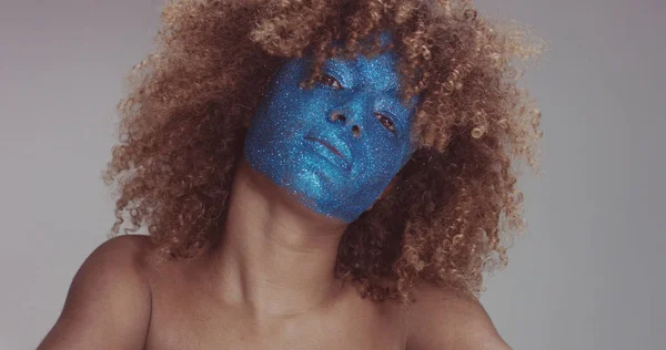 Mulher negra com cabelo loiro e azul brilho rosto maquiagem — Fotografia de Stock