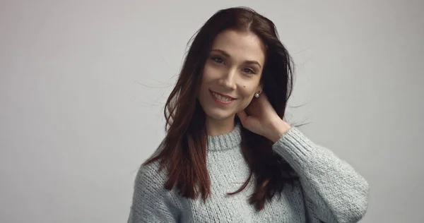 Mulher espanhola sreaching e tocando seu cabelo escuro liso — Fotografia de Stock