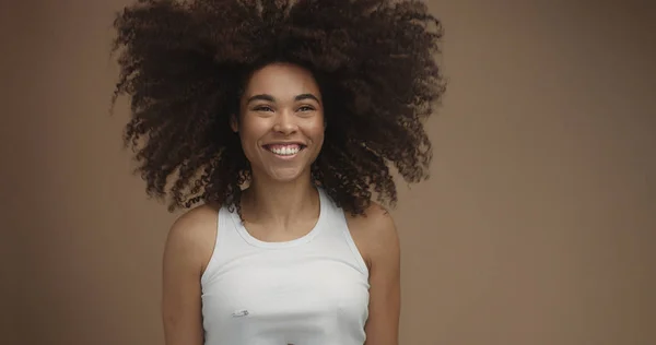 Портрет черной женщины смешанной расы с большими афроволосами, вьющимися волосами — стоковое фото