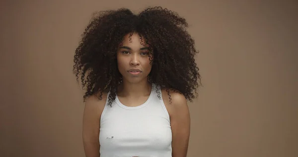 Ras campuran potret wanita kulit hitam dengan rambut afro besar, rambut keriting — Stok Foto