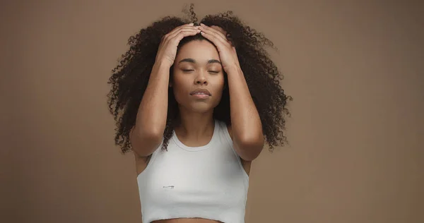 Misto raça negra mulher retrato com grande afro cabelo, cabelo encaracolado — Fotografia de Stock