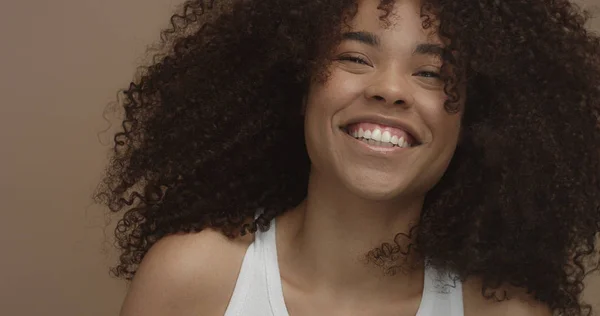 Retrato de mujer negra de raza mixta con gran pelo afro, pelo rizado —  Fotos de Stock