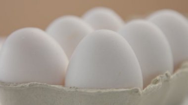 Beyaz yumurta ve WMAN el closeup kutusundan çıkar