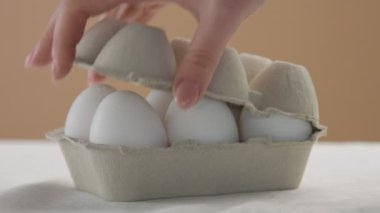 kadının el bir yumurta kutusu bir perspektife oturtmak.