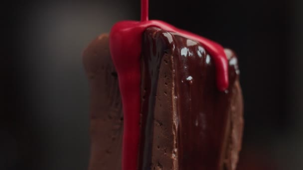 Bakstenen van chocolademousse closeup — Stockvideo