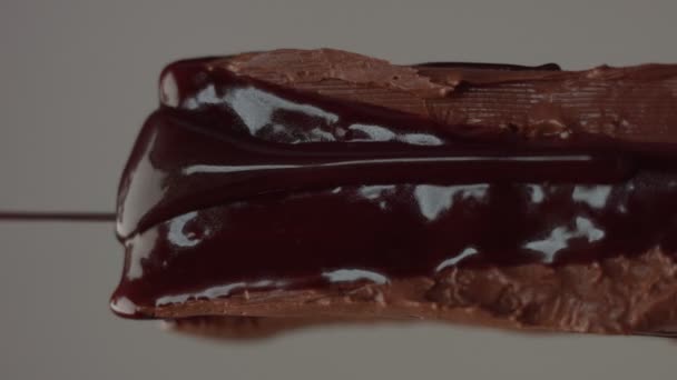 Tegelsten av chokladmousse närbild — Stockvideo