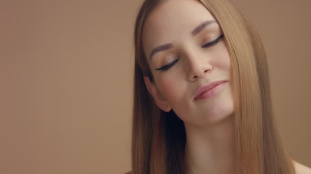 Model mit langen Haaren, offenen Augen und Blick in die Kamera — Stockvideo