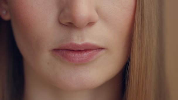 Seup Tilt Porträt von den Lippen zu den Augen, die in die Kamera schauen — Stockvideo