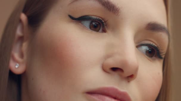 's face closeup showing brown eyes — стоковое видео