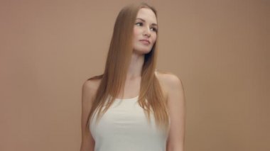 güzellik kadın modeli studio bej renkli arka plan üzerinde saç bllowing rüzgarda ile bu