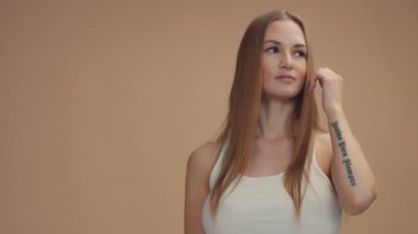 güzellik kadın modeli studio bej renkli arka plan üzerinde saç bllowing rüzgarda ile bu