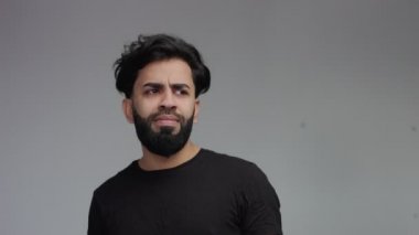 paranoic garip garip arıyorum bana yardımcı olanvarmı adam vurguladı